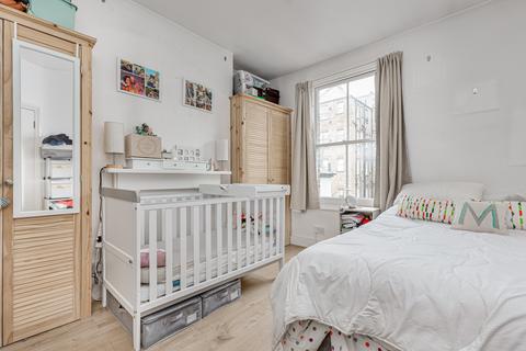 3 bedroom flat to rent, Warriner Gardens, London