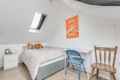 3 bedroom flat to rent, Warriner Gardens, London