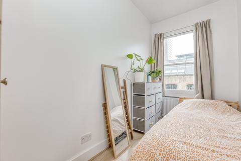 3 bedroom flat to rent, Warriner Gardens, London
