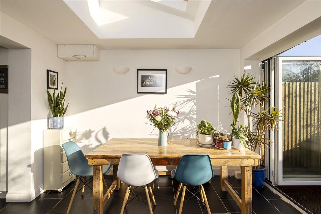 College Gardens, London, SW17 3 bed terraced house £2,700 pcm (£623 pw)