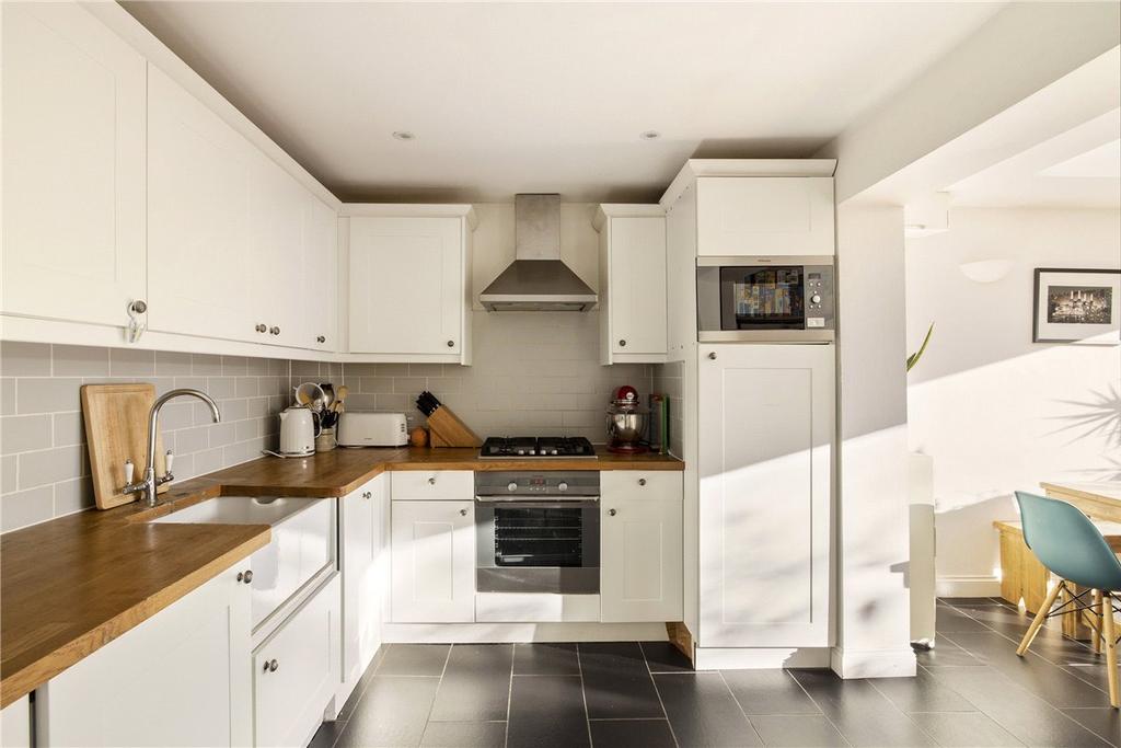 College Gardens, London, SW17 3 bed terraced house £2,700 pcm (£623 pw)