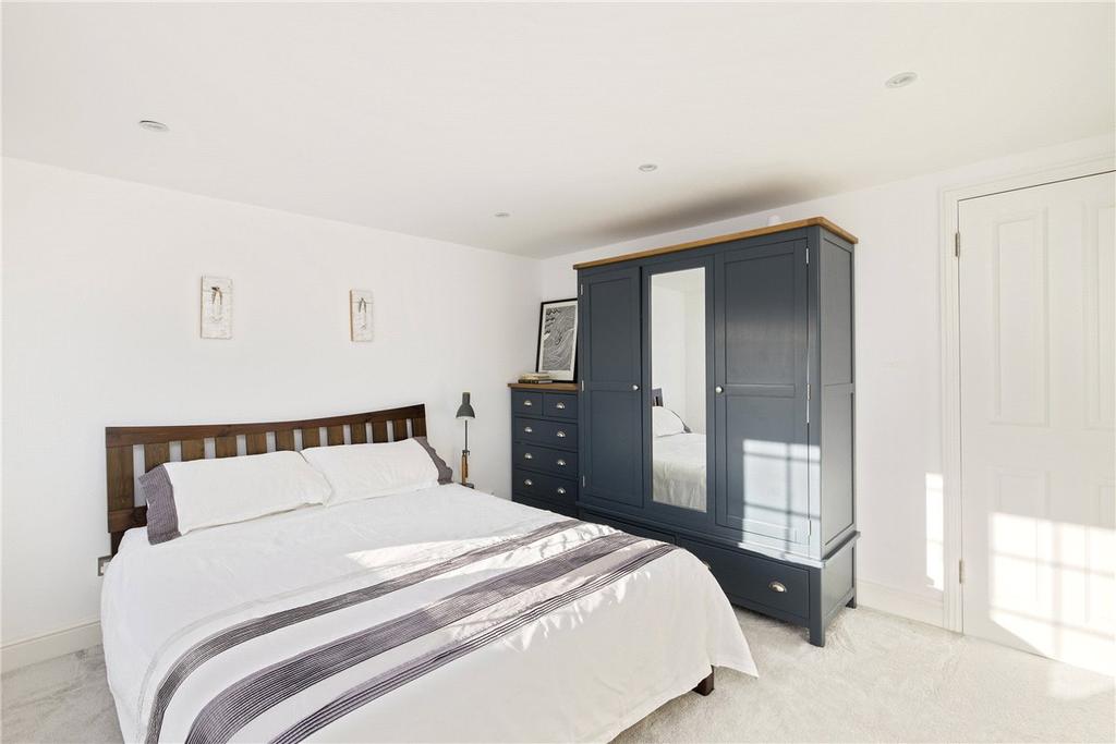 College Gardens, London, SW17 3 bed terraced house £2,700 pcm (£623 pw)