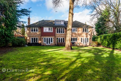 17 Greenways Drive, Ascot, SL5 9QS