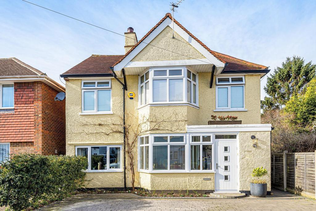 Dale Road, WaltonOnThames, KT12 3 bed detached house £900,000