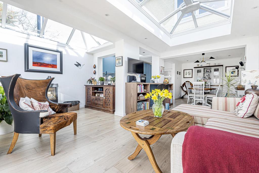 Dale Road, WaltonOnThames, KT12 3 bed detached house £900,000
