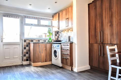 10 Frederick Avenue, Barnsley, S70 6JZ