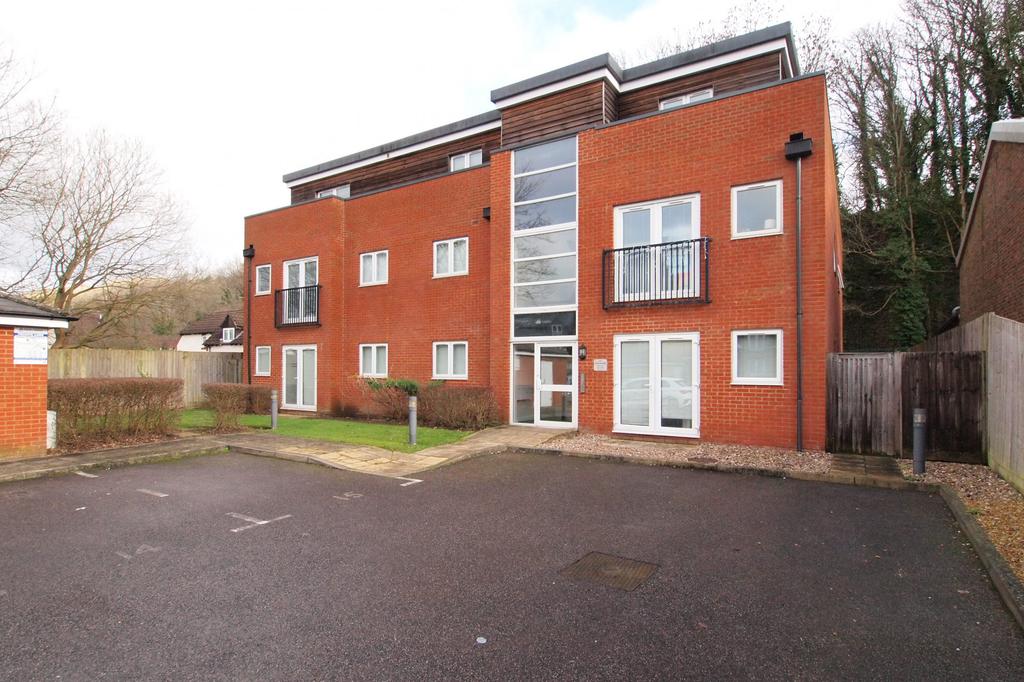 Woodside 147 Godstone Road, Whyteleafe, CR3 2 bed flat £1,195 pcm (£