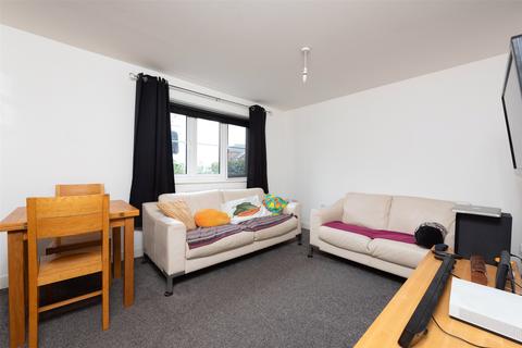 37 Allbrook Close, Bagshot, GU19 5BW