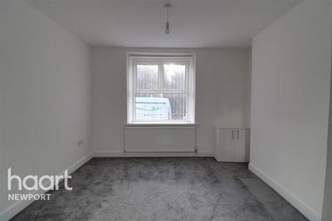 3 bedroom terraced house to rent, Queen Street, Abertillery