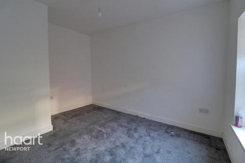 3 bedroom terraced house to rent, Queen Street, Abertillery