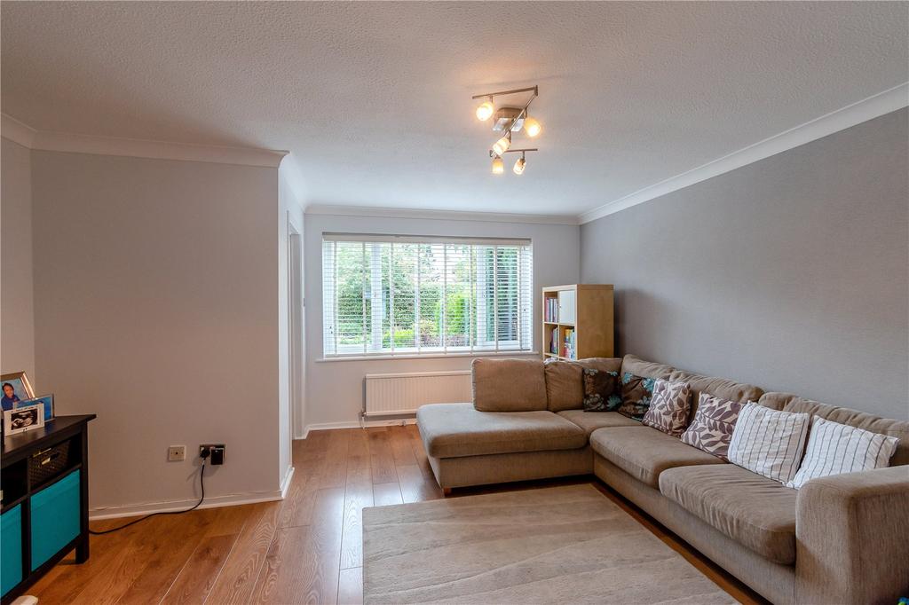 Kiln Lane, Horley, Surrey, RH6 3 bed link detached house £425,000