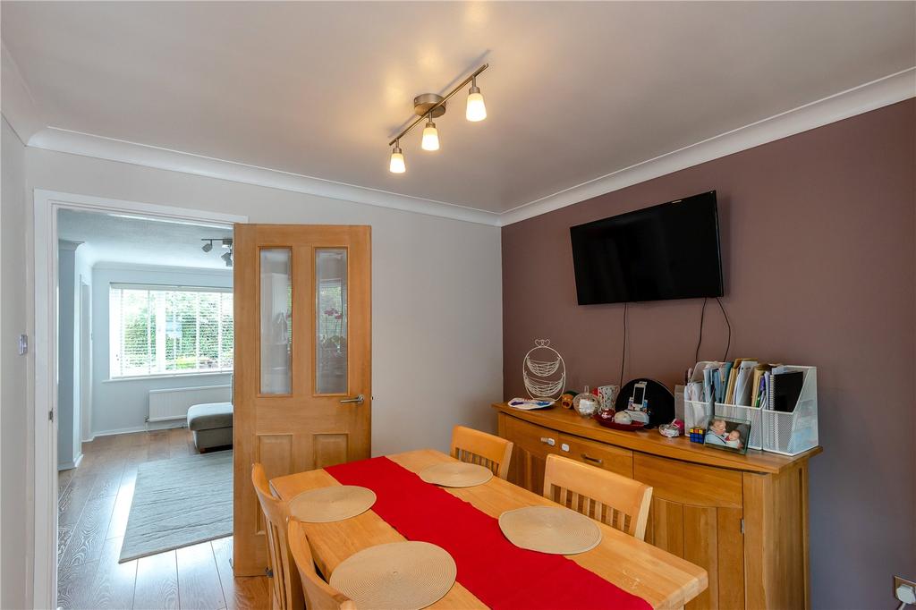 Kiln Lane, Horley, Surrey, RH6 3 bed link detached house £425,000