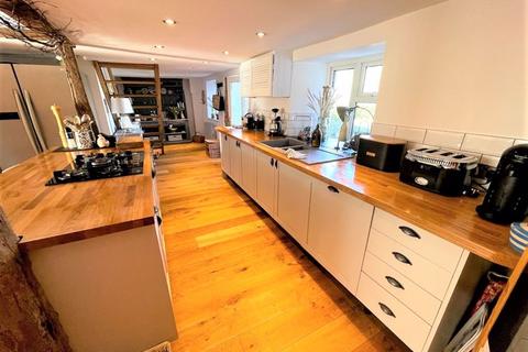 Finchley House, 23 Bodmin Hill, Lostwithiel, PL22 0AH