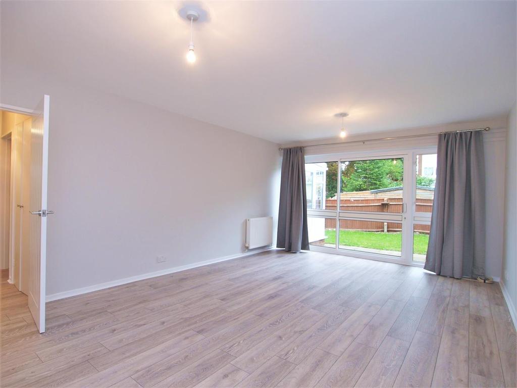 Mapleton Close, Bromley, BR2 2 bed £1,450 pcm (£335 pw)