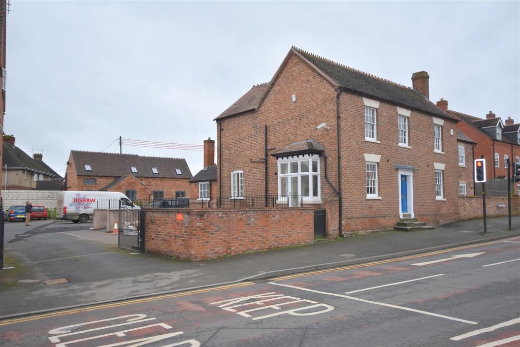Worcester Road, Pershore 3 bed terraced house £1,000 pcm (£231 pw)