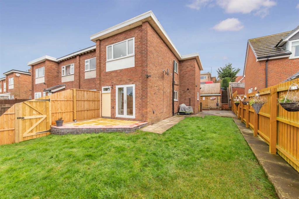 Quarry Gardens, Ludlow 3 bed end of terrace house £199,995