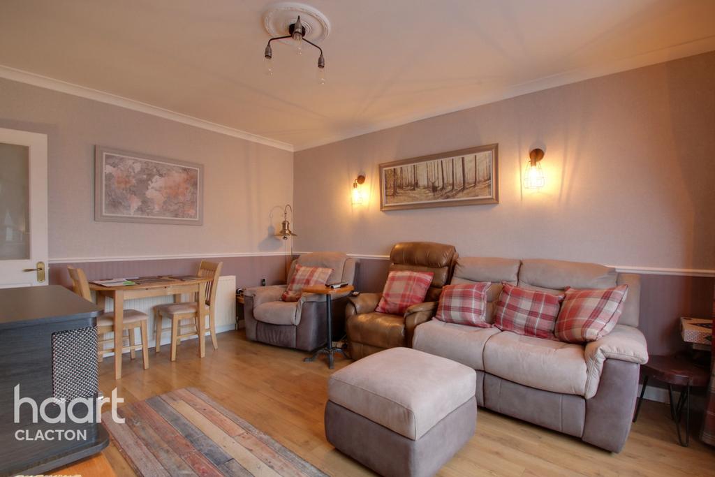 Hawthorn Road, ClactonOnSea 2 bed semidetached bungalow £215,000
