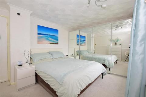 3 Lynn Walk, Reigate, RH2 7NZ