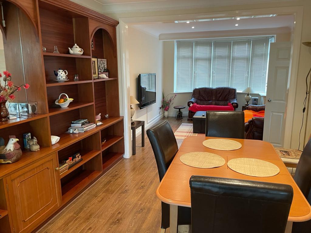 Carr road, Northolt UB5 4 bed semidetached house £1,950 pcm (£450 pw)