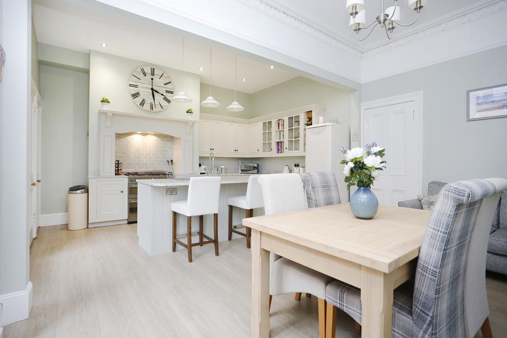 Kitchen/ Dining Room