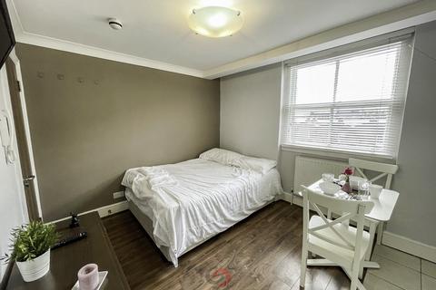 Studio to rent, Hereford Road, Bayswater, London, W2