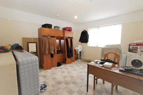 12 Prestwood Avenue, Harrow, HA3 8JZ