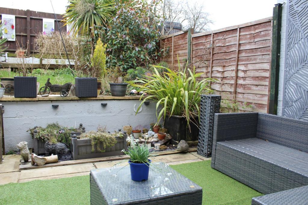 The Medway, Daventry, Northants NN11 4QY 3 bed terraced house £175,000