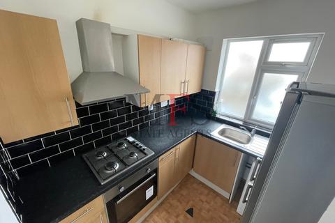 2 bedroom flat to rent, Scotts Road, Southall, UB2