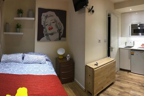 Studio to rent, High Road, London NW10