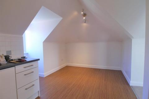 2 bedroom flat to rent, Meadowgate, Giblets Lane, Horsham, RH12