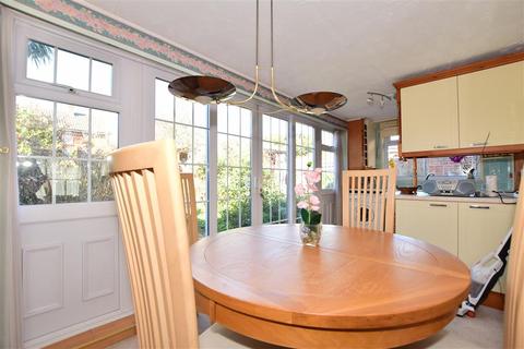 6 Caernarvon Close, Hornchurch, RM11 3QL