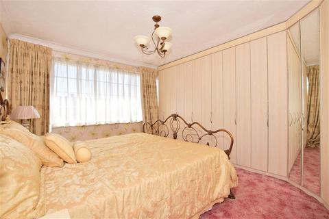 6 Caernarvon Close, Hornchurch, RM11 3QL