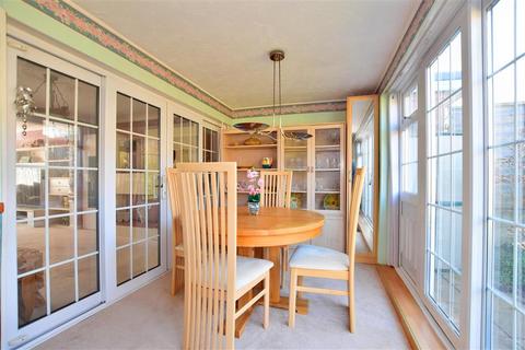 6 Caernarvon Close, Hornchurch, RM11 3QL