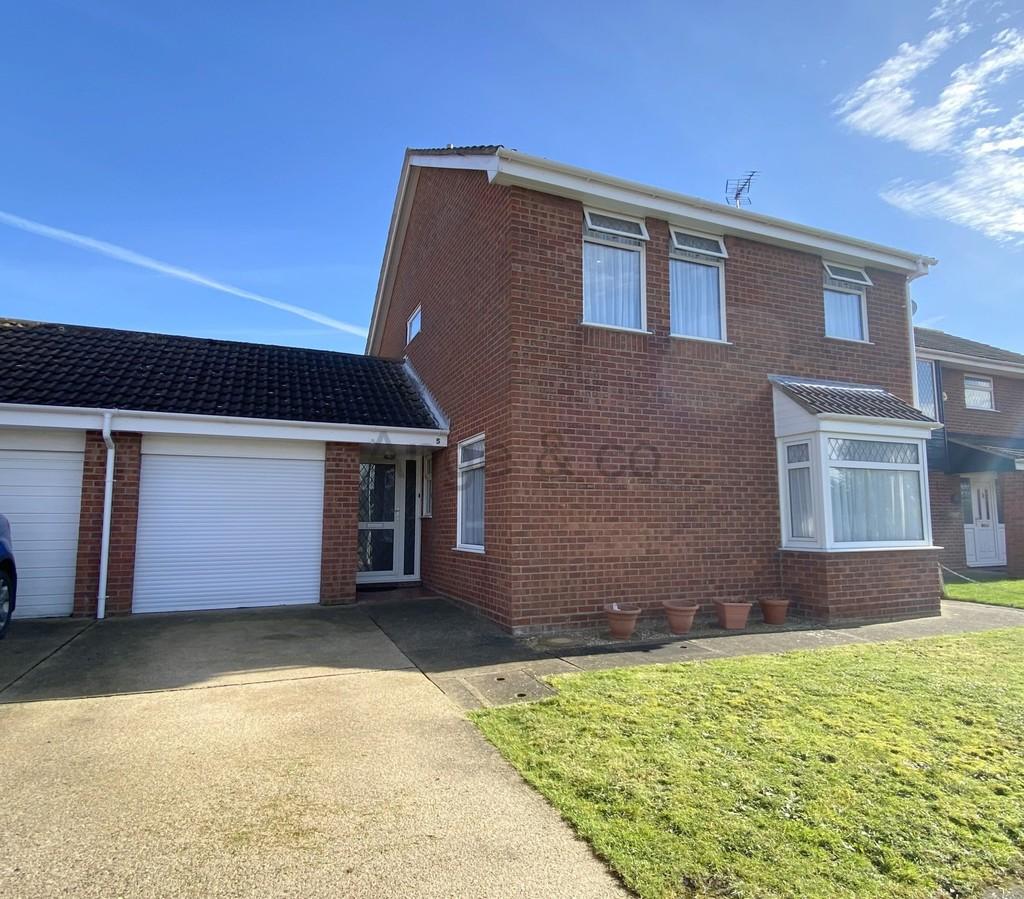 Yarrow Drive, Carlton Colville, Lowestoft 4 bed link detached house £