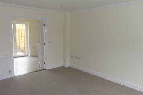 3 bedroom semi-detached house to rent, East Close, Bury St Edmunds IP33