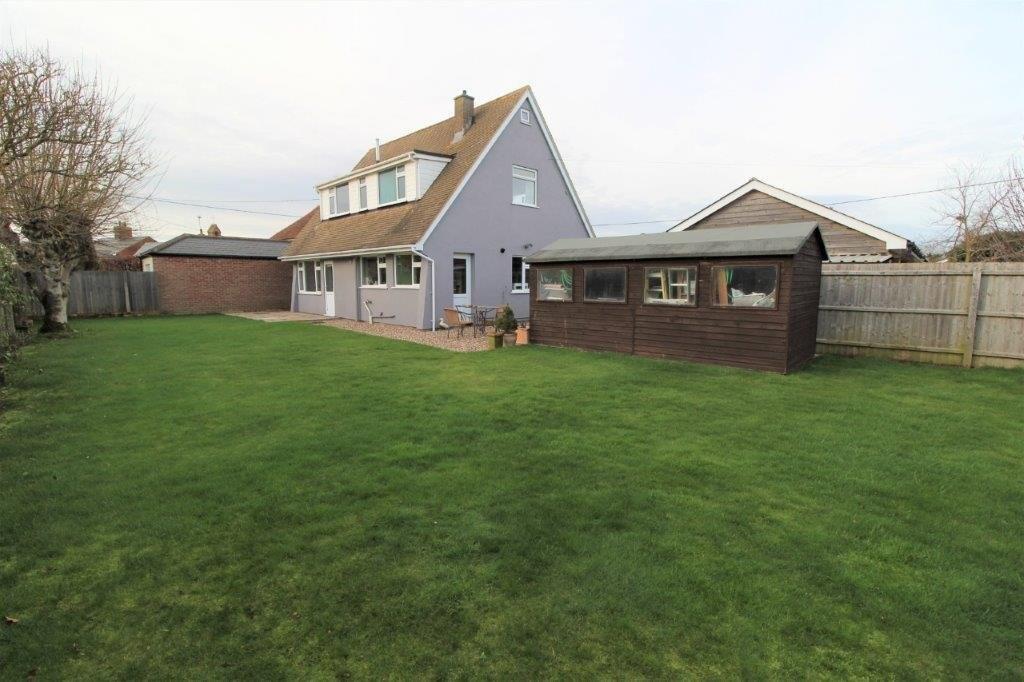 Aingers Green, Great Bentley, CO7 8NH 3 bed chalet - £340,000