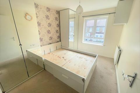 2 bedroom apartment to rent, Featherstone Road, Southall