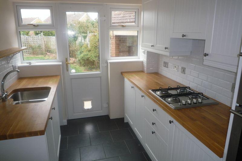 Molescroft Way, Tonbridge 3 bed semidetached house £1,450 pcm (£335 pw)