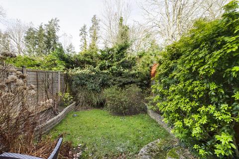 25 Farthings Close, Pinner, HA5 2QR