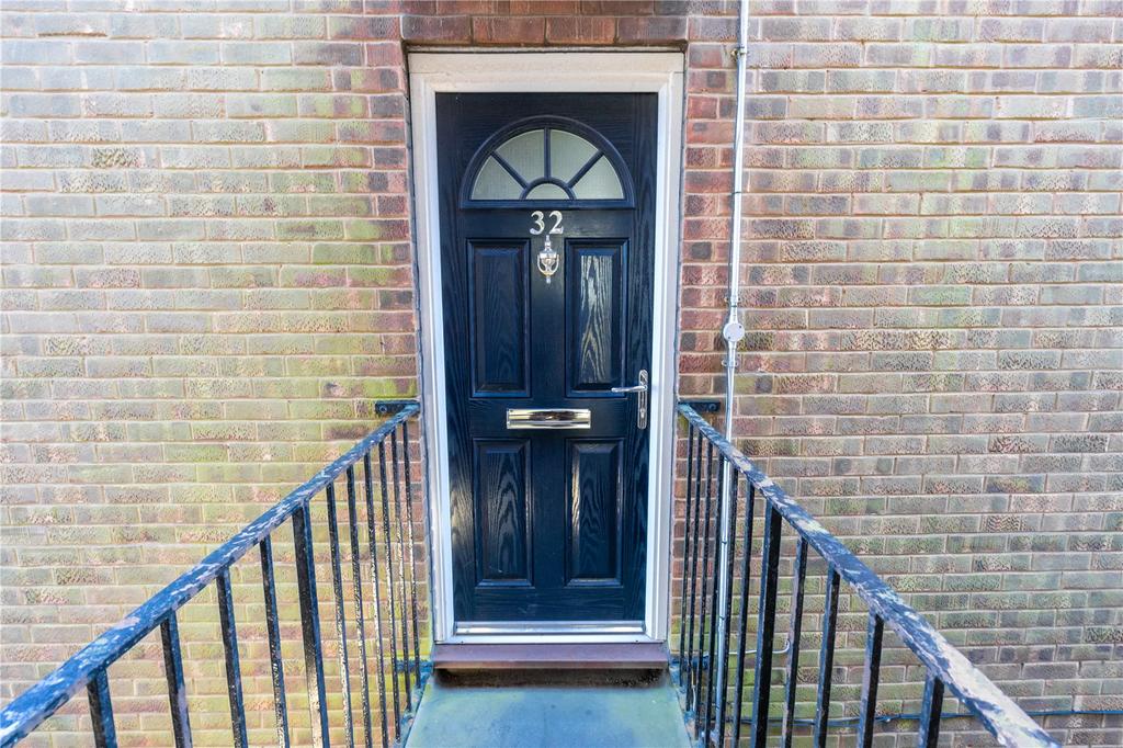 Pinewood Crescent, GRIMSBY, Lincolnshire, DN33 2 bed apartment £45,000