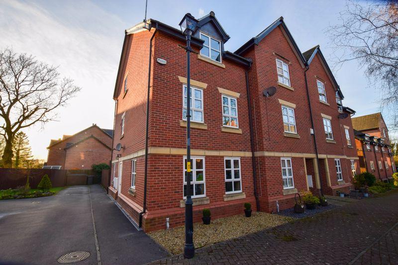Springbank Gardens, Lymm 4 bed house £300,000