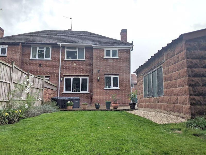 Viola Avenue, Feltham 2 bed apartment £1,250 pcm (£288 pw)