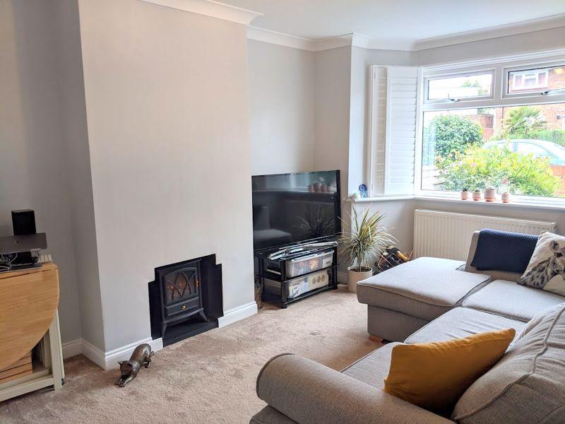 Viola Avenue, Feltham 2 bed apartment £1,250 pcm (£288 pw)