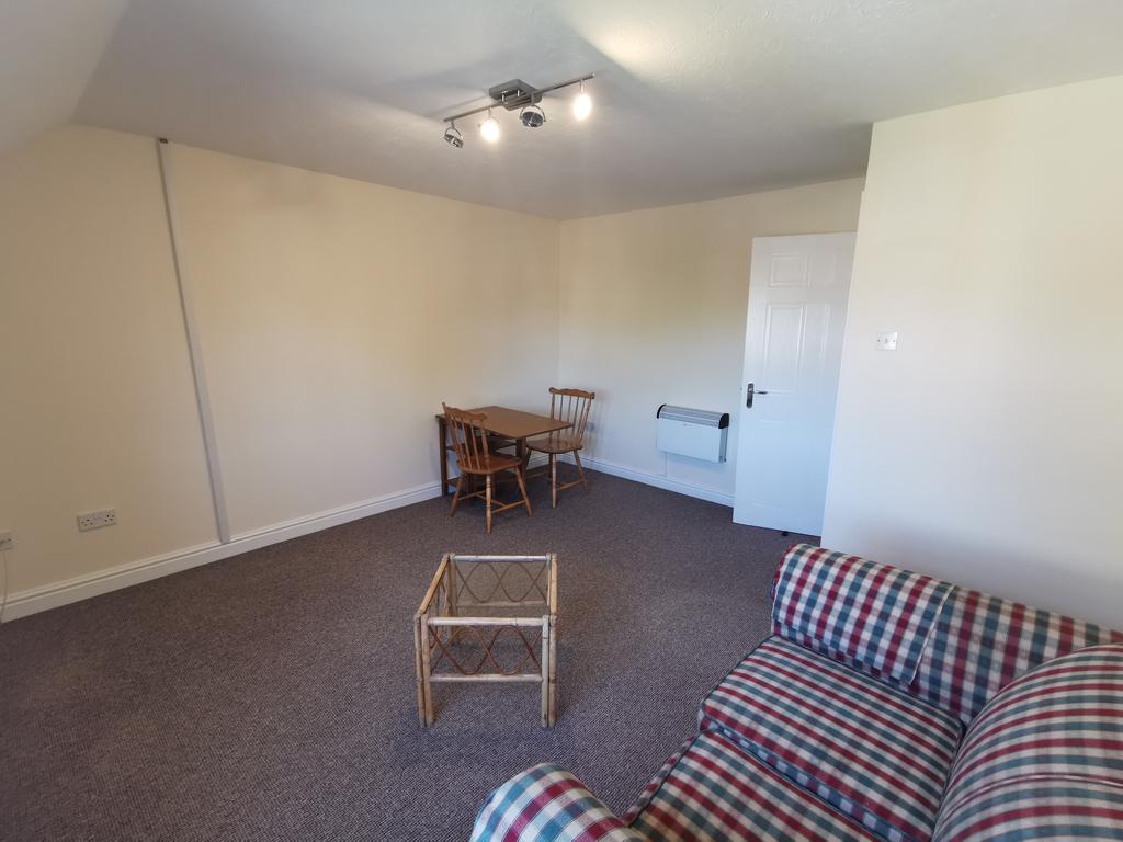 Charnwood House, Coley Park, Reading... 1 bed flat £750 pcm (£173 pw)