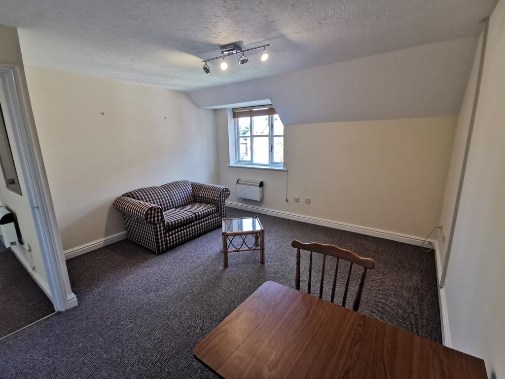 Charnwood House, Coley Park, Reading... 1 bed flat £750 pcm (£173 pw)