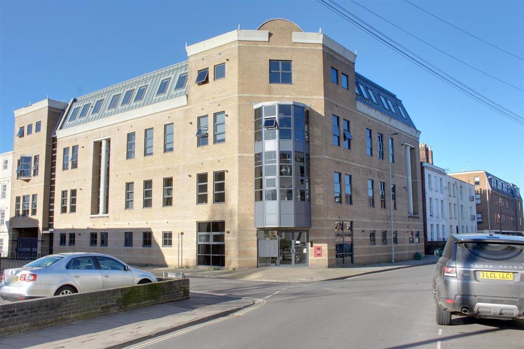 Park Road, Gloucester 2 bed apartment £160,000