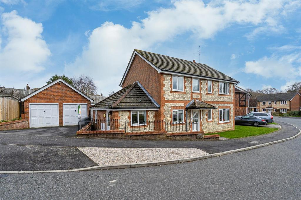 Sedgmoor Close, Flackwell Heath 4 bed detached house £800,000