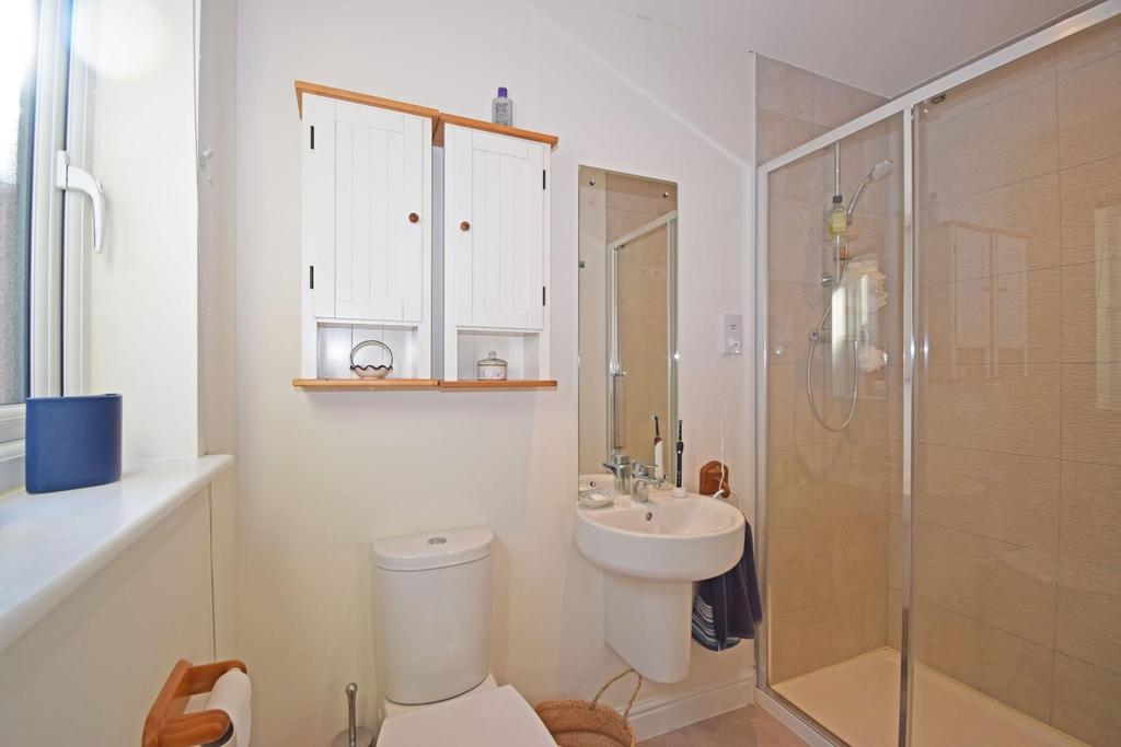 11 Sparrow Walk, bed 1 en suite.jpg