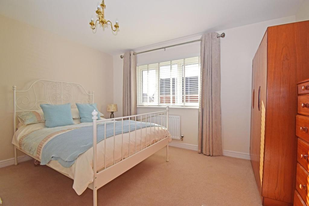 11 Sparrow Walk, bed 2.jpg