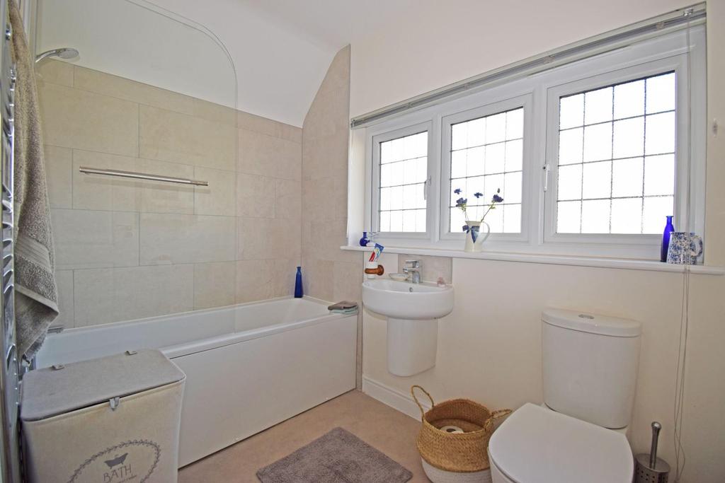 11 Sparrow Walk, bathroom 1.jpg